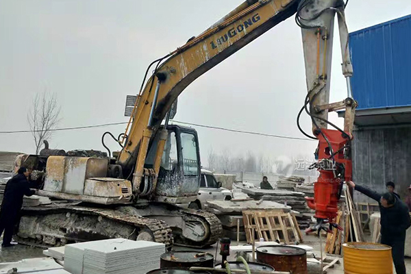 小型抽沙機安裝在挖掘機上